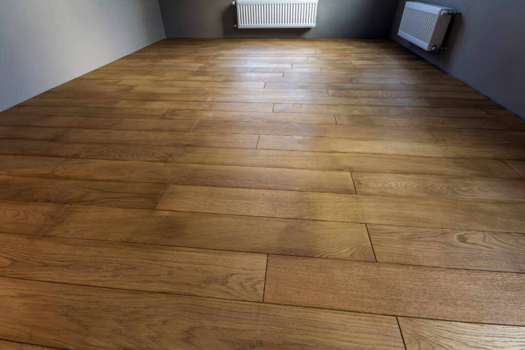 Holzparkett quer verlegt in einem kleinen Raum