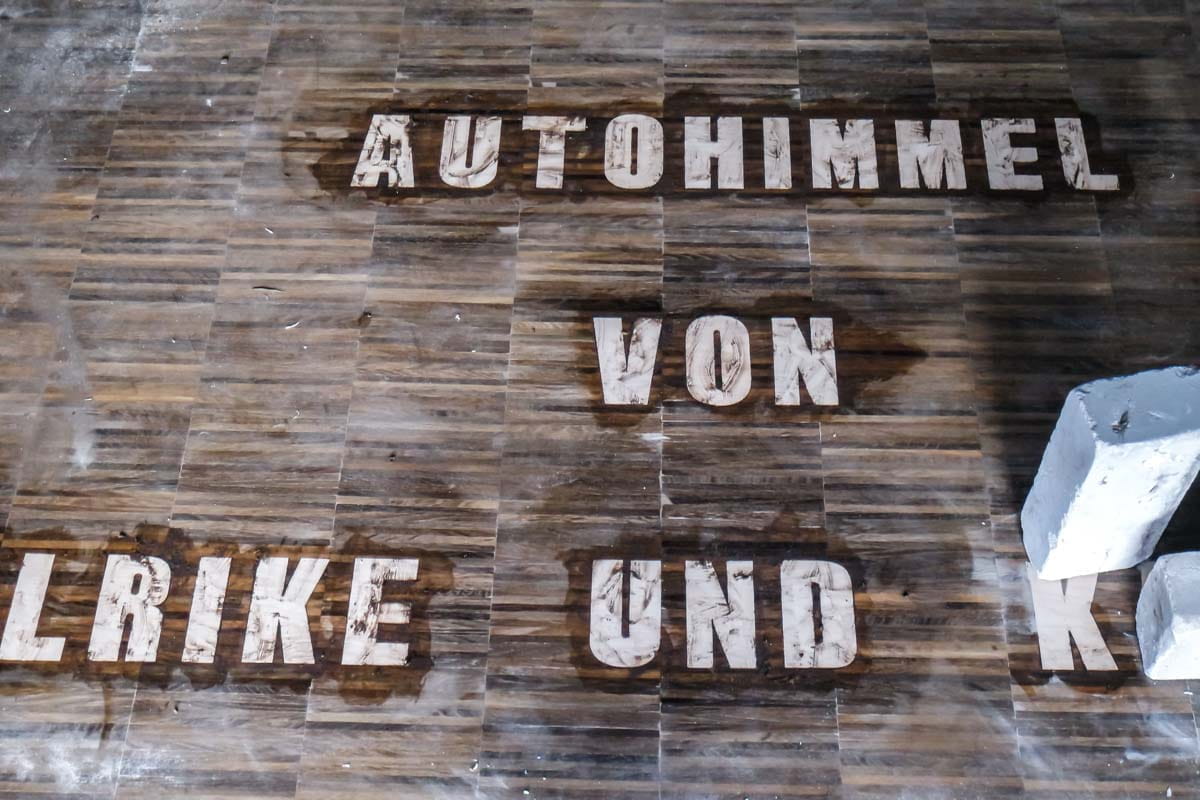 Schriften ausgefräst