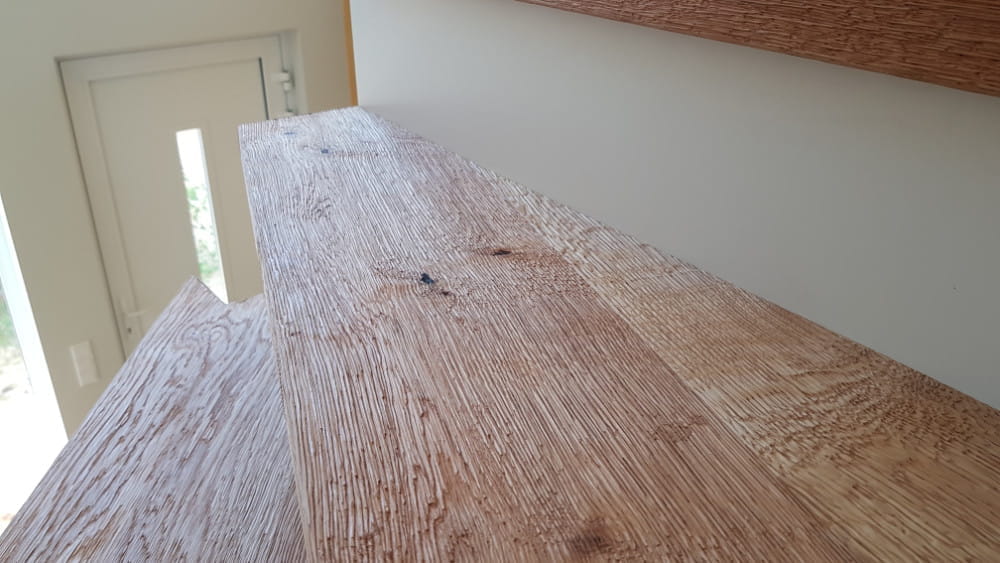 Stark gebürstete Treppenverkleidung