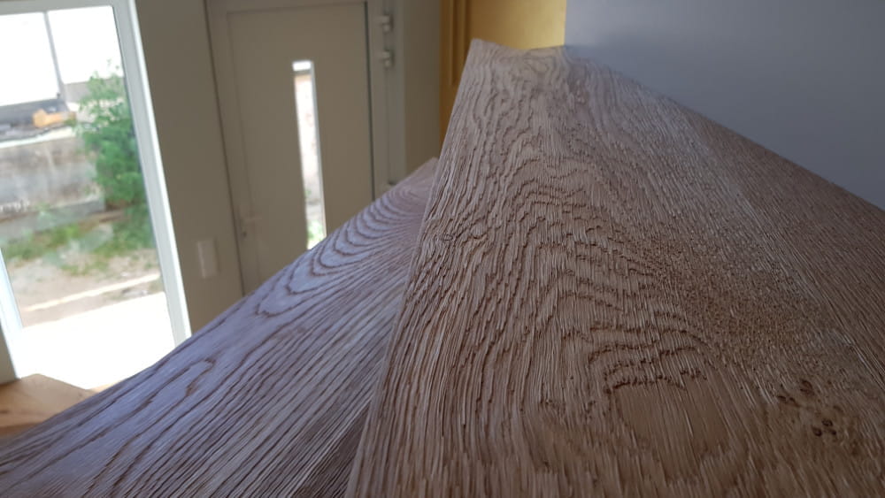 Stark gebürstete Treppenverkleidung