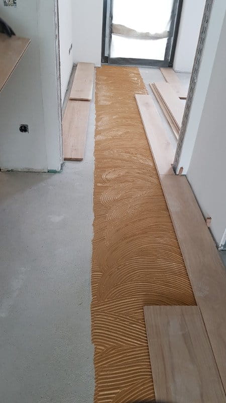 Massivholzdiele verkleben