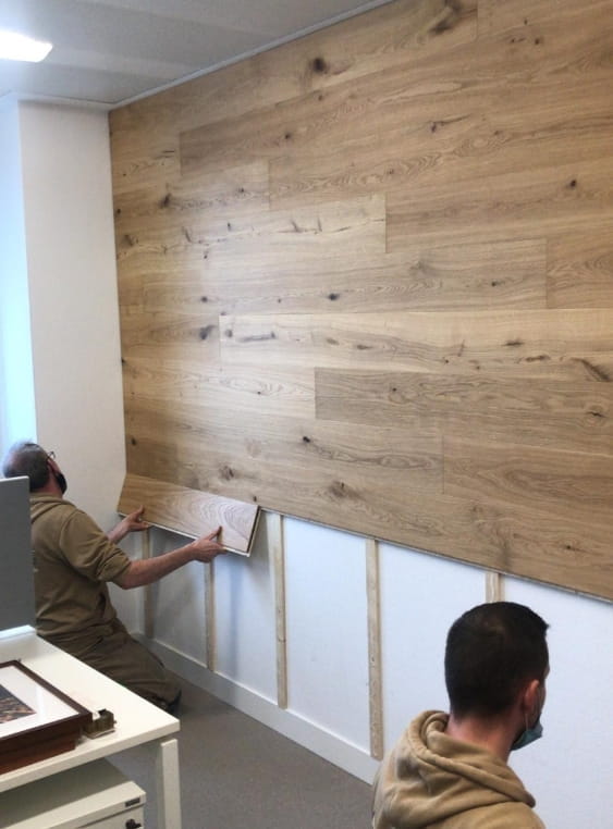 Landhausdiele an die Wand anbringen
