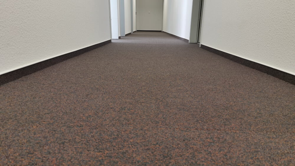 Teppich verlegen im Großraumbüro