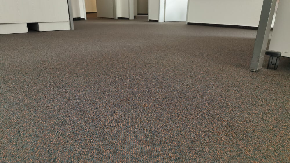 Teppich verlegen im Großraumbüro