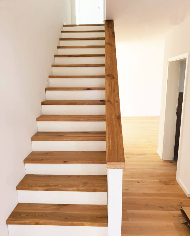 Treppe mit passenden Handlauf