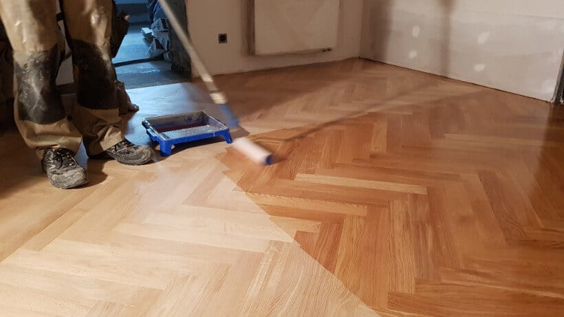 Parkett versiegeln mit der Rolle