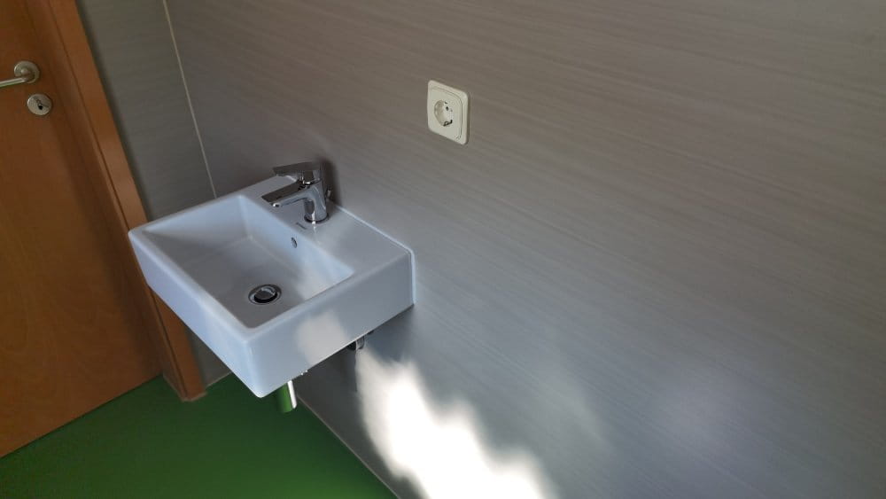 Linoleum an der Wand am Waschbecken