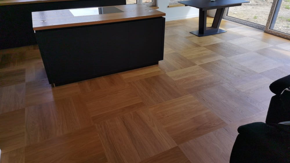 Küche mit Arbeitsplatte aus Parkett