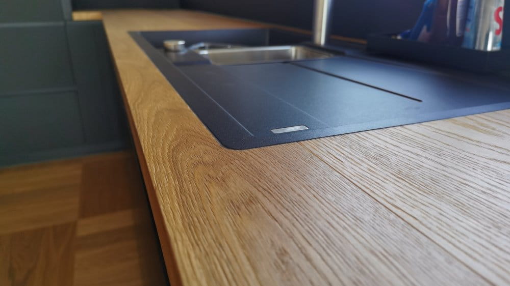 Küche mit Arbeitsplatte aus Parkett