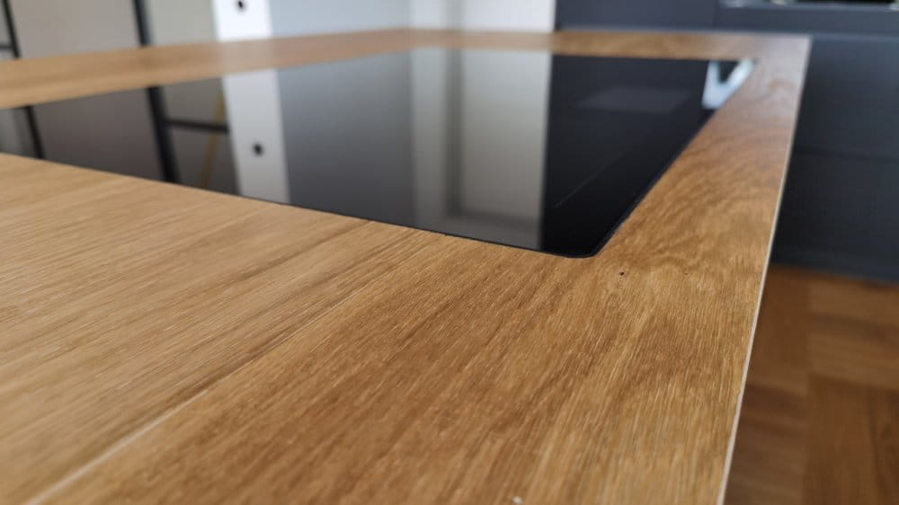 Küche mit Arbeitsplatte aus Parkett