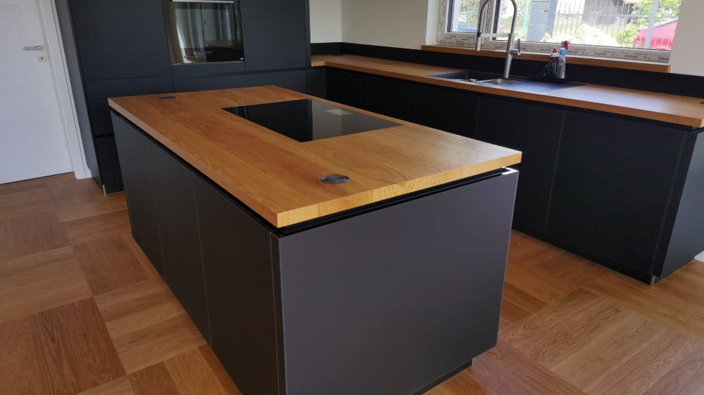 Küche mit Arbeitsplatte aus Parkett