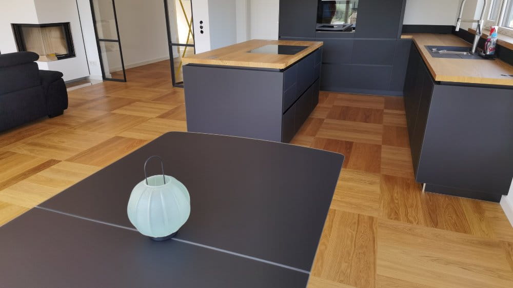 Küche mit Arbeitsplatte aus Parkett