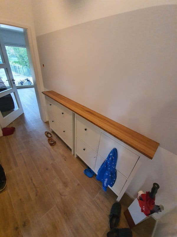 Ikea Schrank mit Eichenholzplatte aufgewertet