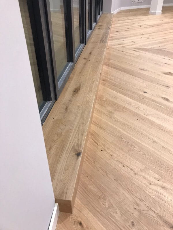 Landhausdiele mit Fensteraustritt