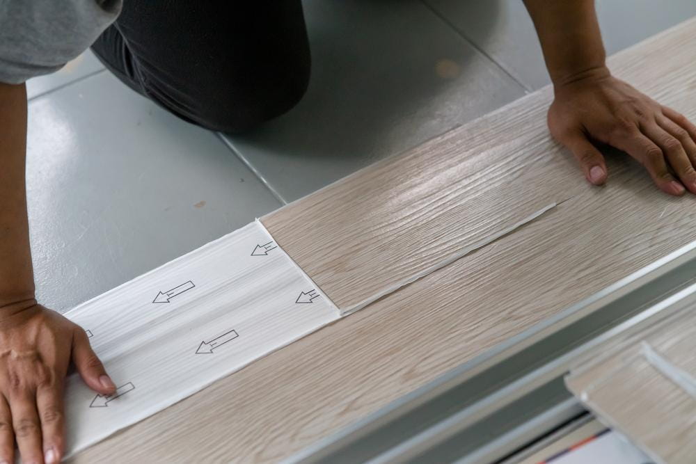 Vinyl Kosten – womit sollte ich kalkulieren? 8 Mann verlegt Vinyl-Parkett