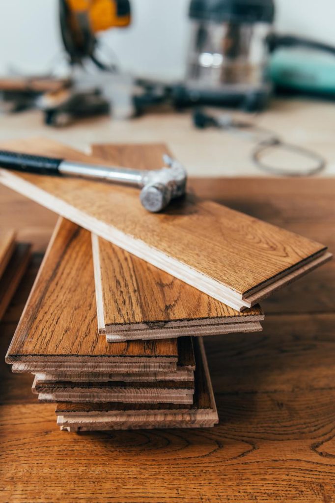 Stapel Parkett mit Hammer