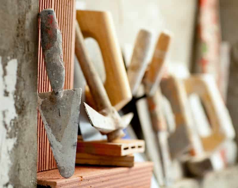 Industrieparkett verlegen – eine Schritt für Schritt Anleitung 4 Spachtel mit einer Dreieck-Zahnung