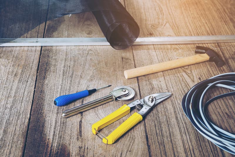 Wie verlegt man Klick Vinyl? 6 Geräte zum Verlegen von Klick Vinyl: Hammer, Cuttermesser, Bohrschrauber und Schneidelineal.