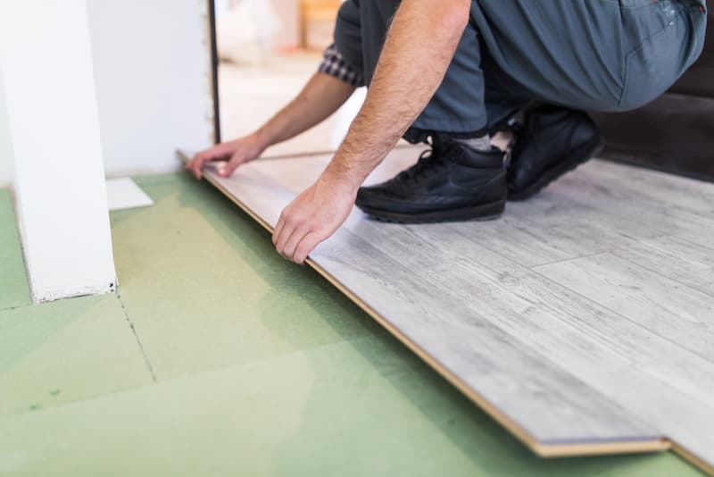 Wie verlegt man Klick Vinyl? 5 Klick Vinyl in der Wohnung verlegen.