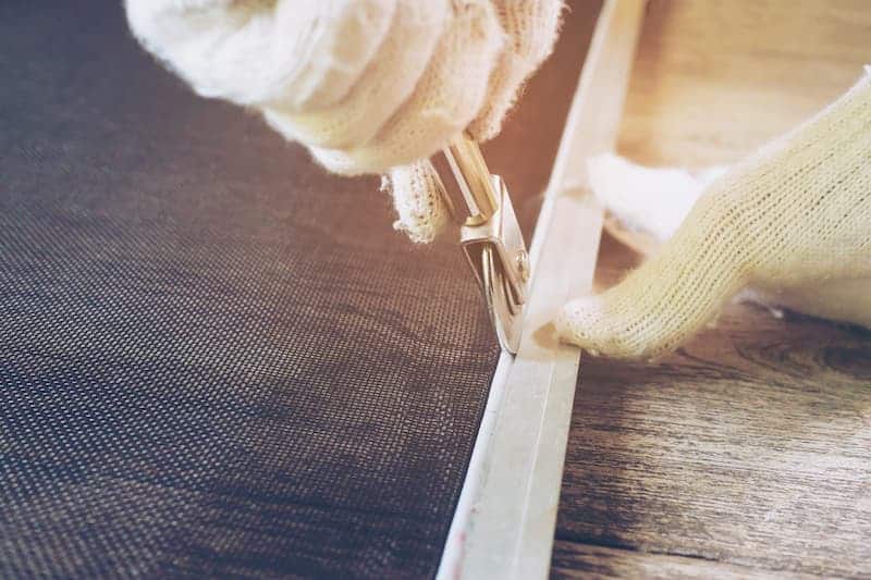 Trittschalldämmung wird für den Parkett vorbereitet mit einem Cuttler.