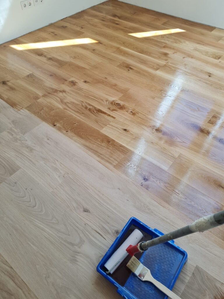 Parkett wird neu gemacht. Vor und nach Bild