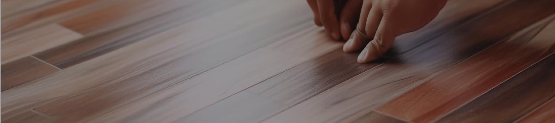 Arbeiter verbindet Vinylbodenbelag bei der Renovierung des Hauses