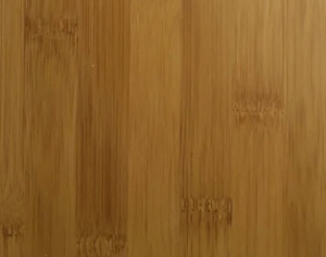 Ein Teil eines Bambusparketts mit Fokus auf die Maserung, hier mit vertikaler, dunkler Maserung.