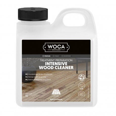 Eine 1-Liter-Flasche WOCA Denmark Intensive Wood Cleaner mit schwarzem Verschluss und Etikett, abgebildet auf einem Holzboden.