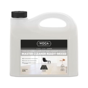 Eine 2,5-Liter-Flasche WOCA Master Cleaner Ready-Mixed für Lack-, Vinyl-, LVT- und Laminatböden mit schwarzer Kappe und einem Etikett mit Produktangaben und einem Bodenbild.