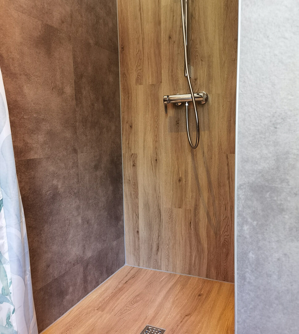 dusche mit holzoptik wandverkleidung