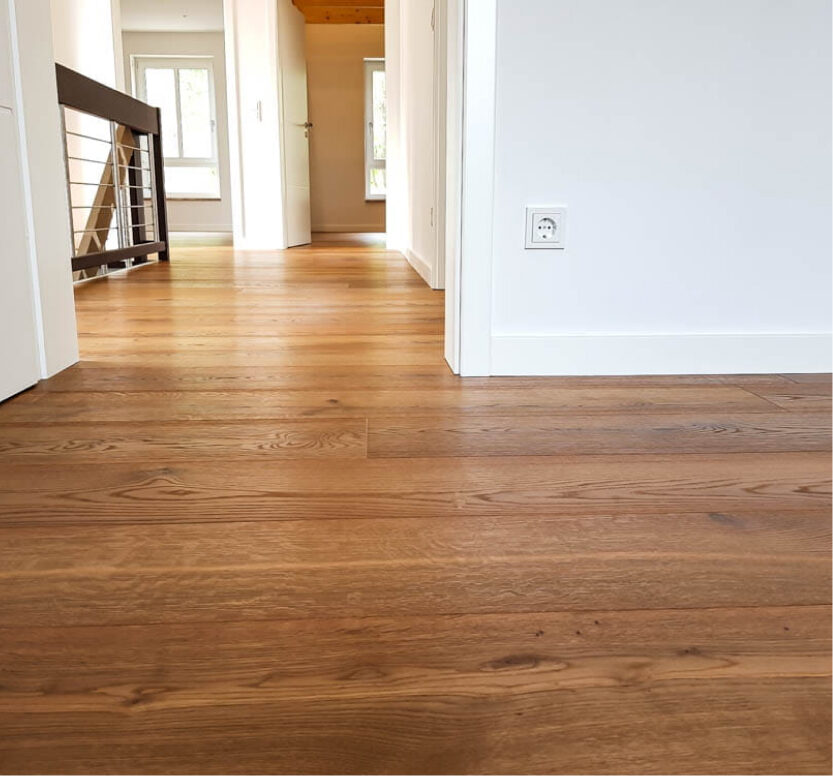 Wohnflur mit hochwertigem Eichenparkett in natürlichem Farbton, verlegt von Domke Parkett.