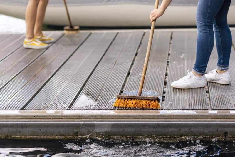 Terrassen Holzboden reinigen