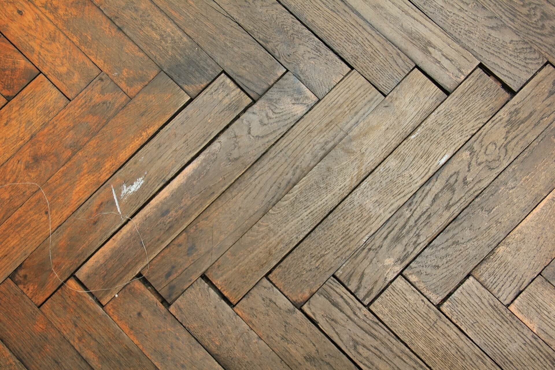 Kratzer und Dellen im Parkett selbst reparieren