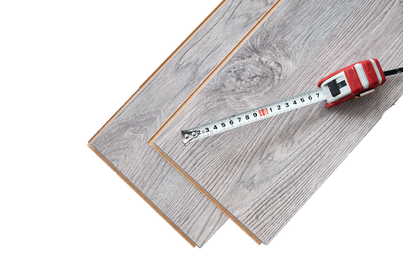 Zwei graue Laminatpaneele mit sichtbarer Holzstruktur, auf denen ein Maßband für die präzise Verlegeplanung liegt.