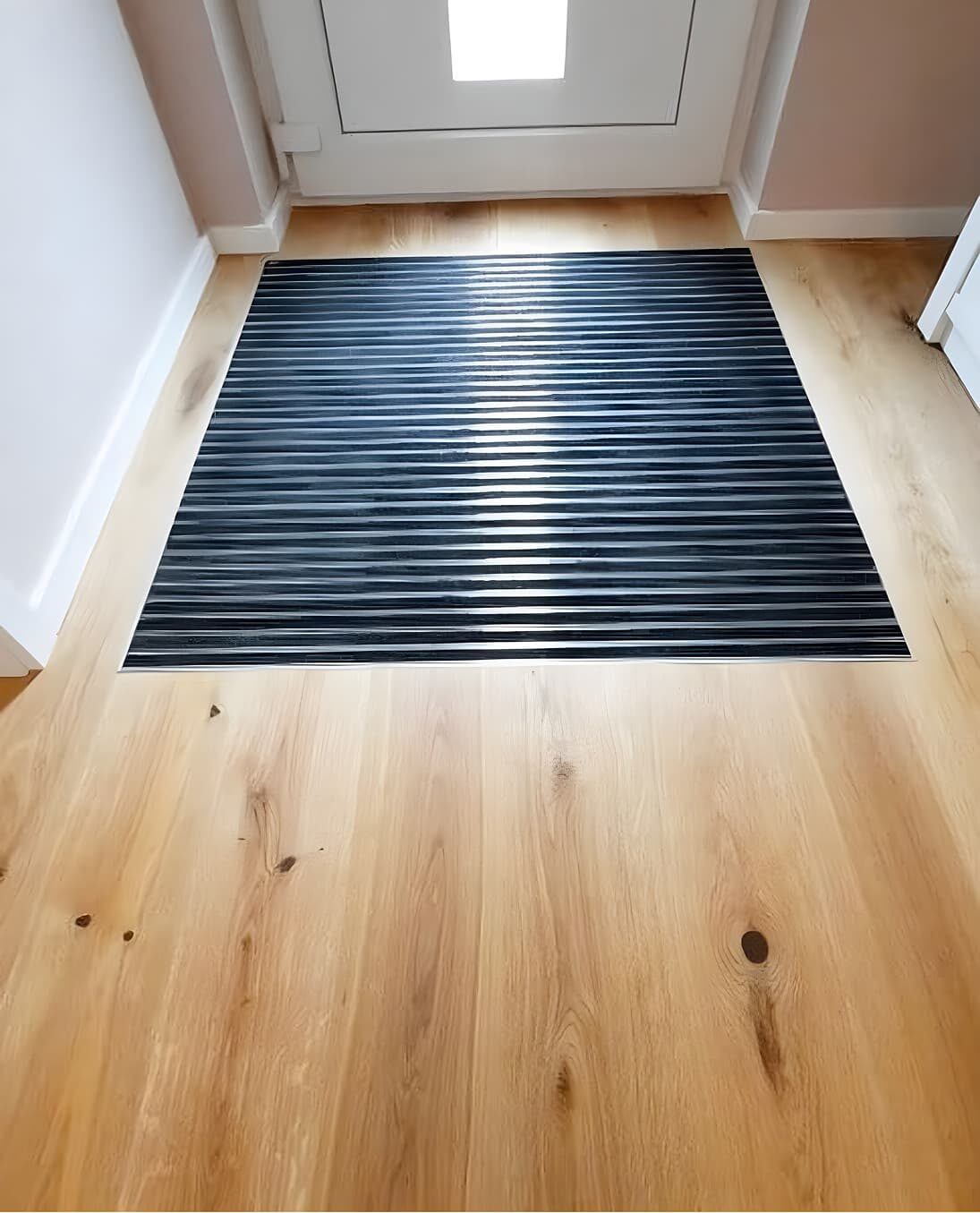 Sauberlaufmatte im Flur, harmonisch eingebettet in den Parkettboden – Domke Parkett GmbH Berlin, stilvolle und praktische Lösung für den Innenbereich