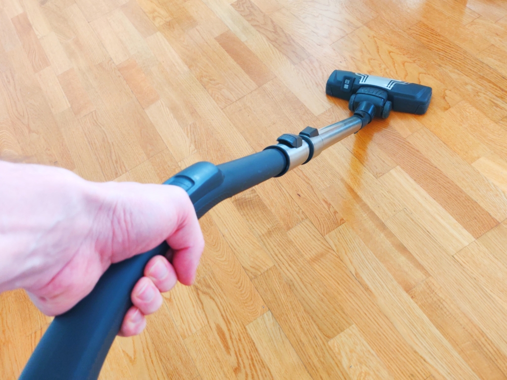 Staubsauger auf Parkett