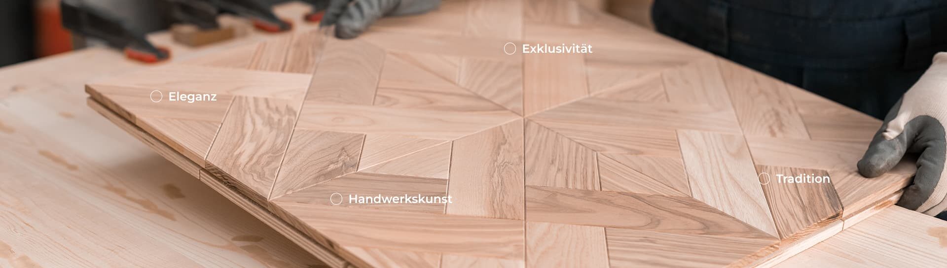 Handwerkskunst beim Verlegen von Tafelparkett – Domke Parkett GmbH Berlin, exklusiver Holzboden mit Eleganz, Tradition und hochwertiger Verarbeitung