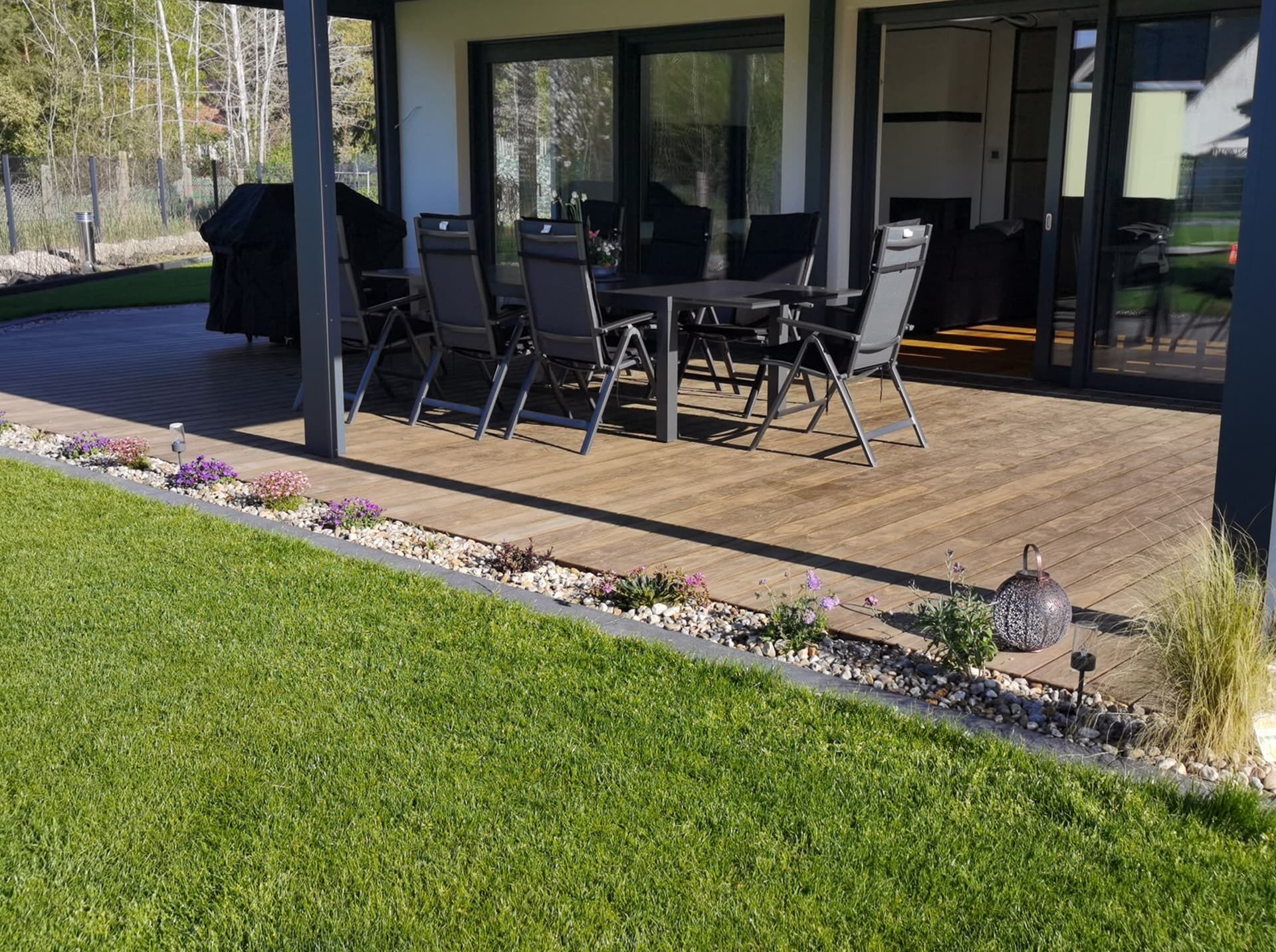 Terrasse aus hochwertigem Keyony-Holz mit Gartenmöbeln – Domke Parkett GmbH Berlin, langlebige und stilvolle Lösung für den Außenbereich