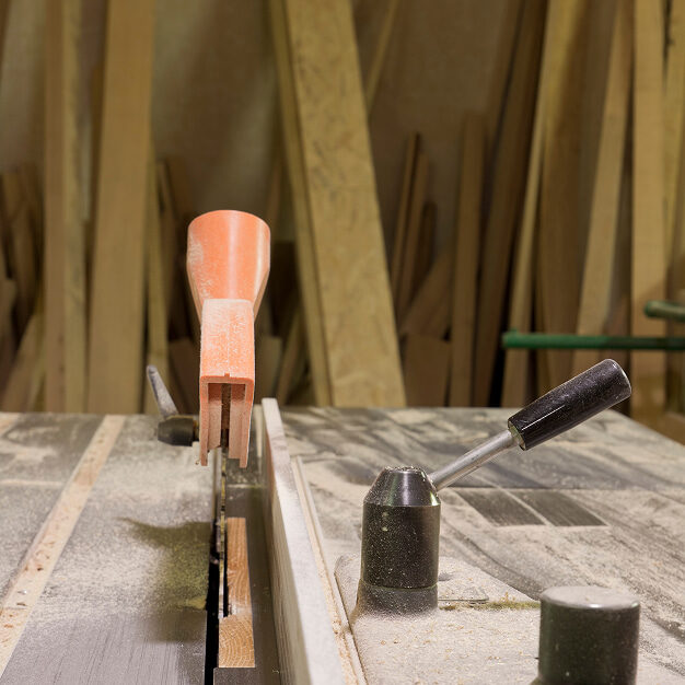 Kreissäge in der Werkstatt beim präzisen Zuschnitt von Holzplatten.