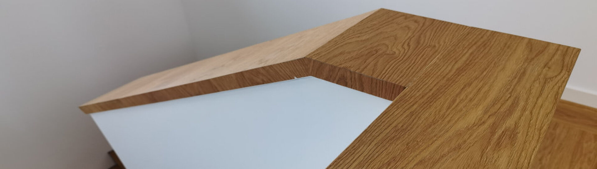 Moderne Treppenverkleidung aus Eiche mit klarer Linienführung und sauberer Verarbeitung in heller Wohnumgebung.