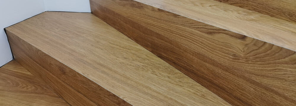treppenverkleidung naturton holzmaserung