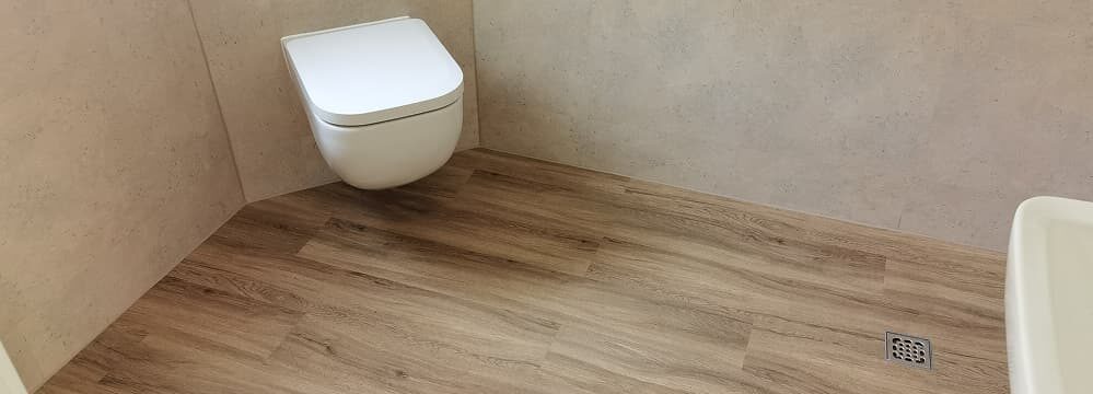 Badezimmer mit verlegtem Vinylboden in Holzoptik – Domke Parkett GmbH Berlin, wasserfeste und pflegeleichte Bodenlösung für Feuchträume